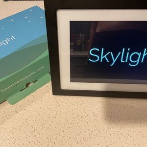 Skylight2 digital photo frame